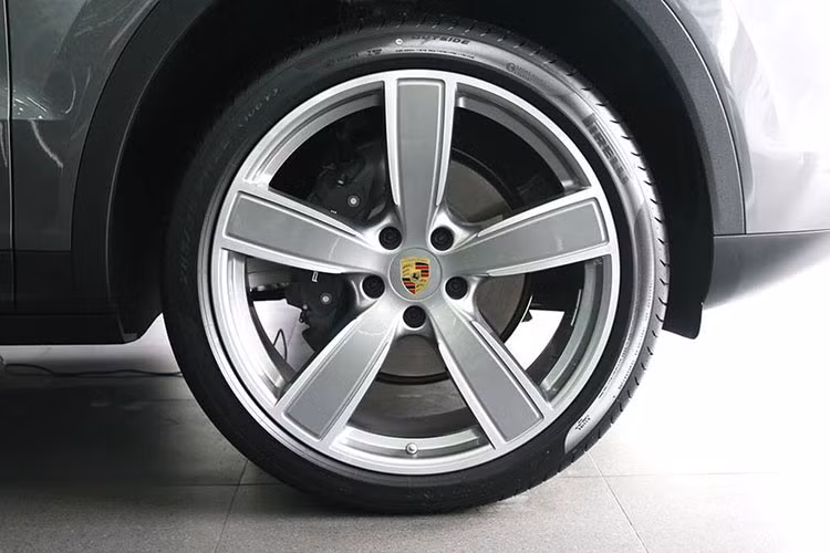Theo thông tin từ Porsche chính hãng công bố, màu sơn mới này là màu xám Quarzyte. Nhiều người đánh giá với màu sơn này Porsche Cayenne 2019 có cái nhìn khỏe khoắn và nam tính hơn. Ngoài ra trên ngoại thất của Cayenne lần này cũng nổi bật với bộ la-zăng 5 chấu mới khá lạ lẫm.