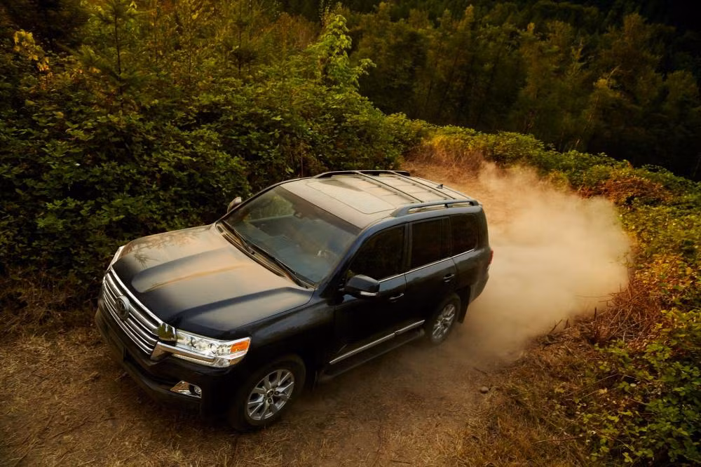 Trong khi đó, hệ dẫn động 4 bánh toàn thời gian của Toyota Land Cruiser 2019 đồng hành cùng khóa vi sai chống trượt trung tâm Torsen, phân bổ mô-men xoắn theo tỷ lệ 40% trước và 60% sau dưới điều kiện lái bình thường. Khi phát hiện ra nguy cơ trượt bánh, khóa vi sai sẽ truyền mô-men xoắn tới trục nhiều hơn để đảm bảo độ bám đường.