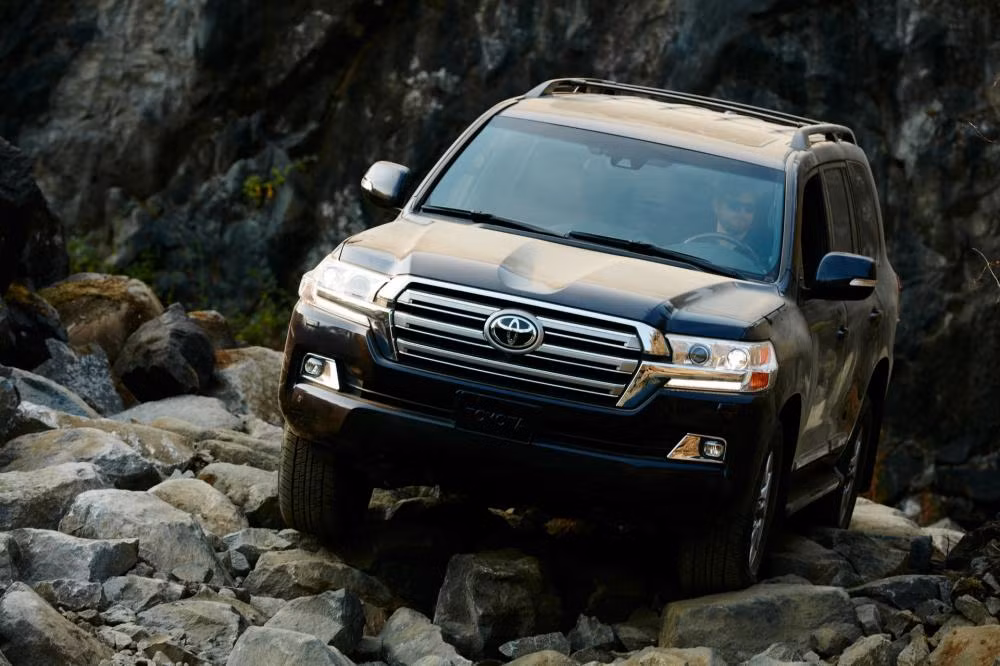 Theo hãng xe ôtô Toyota, động cơ này đạt 90% mô-men xoắn cực đại ngay từ vòng tua 2.200 vòng/phút. Nhờ đó, Toyota Land Cruiser 2019 là cỗ máy kéo ấn tượng khi có thể kéo trọng lượng đến 3.674 kg, Ngoài ra, Toyota Land Cruiser 2019 còn được trang bị hệ thống kiểm soát văng khi kéo rơ-moóc, hoạt động thông qua hệ thống cân bằng điện tử VSC.