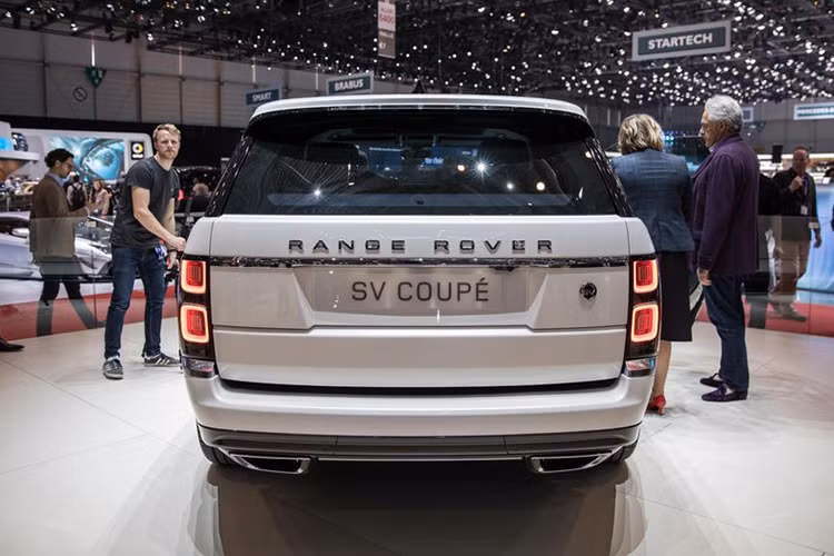 Giới báo chí dự đoán Range Rover SV Coupe 2019 là một nạn nhân của kế hoạch tập trung vào lợi nhuận biên của Jaguar Land Rover. Thương hiệu Anh quốc thuộc sở hữu của người Ấn Độ này hiện đang tìm cách cắt giảm 2,5 tỷ Bảng tiền chi phí và sa thải 4.500 nhân viên.