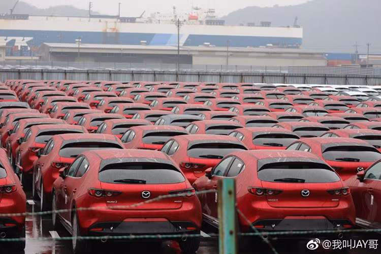 Mới đây, trên mạng đã xuất hiện hình ảnh những chiếc Mazda3 2019 nằm la liệt tại bãi đậu của cảng ở Nhật Bản để chờ vận chuyển. Hình ảnh này khiến những ai yêu mến dòng xe Mazda3 phiên bản 2019 đều cảm nhận mãu xe này chuản bị được đưa đến người tiêu dùng trên thế giới.