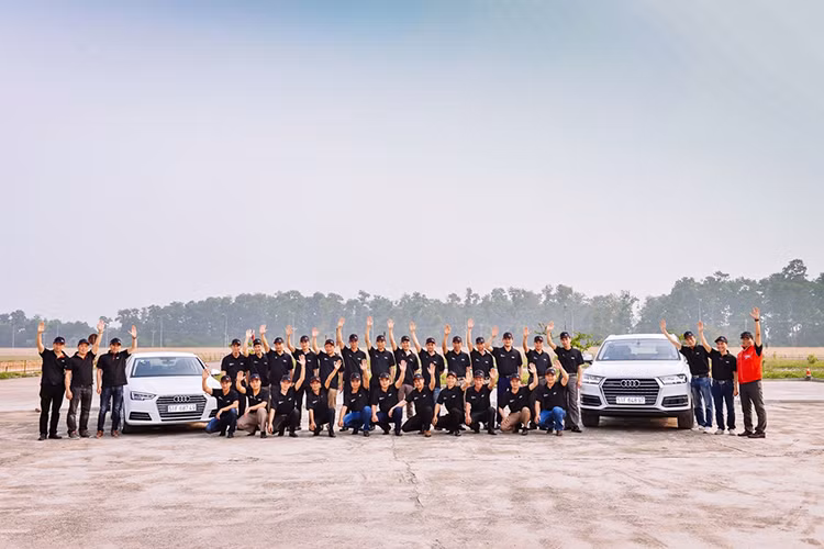 Những phái đoàn APEC vào các khung thời gian khác nhau sẽ tới các địa điểm khác nhau ở Việt Nam gồm Đà Nẵng, Hà Nội và Hồ Chí Minh. Từ tháng 4 tới tháng 11/2017, Audi Việt Nam sẽ bắt đầu tập huấn cho 600 lái xe phục vụ APEC và cũng sẵn sàng cho sự kiện bàn giao lô xe đầu tiên gồm 131 chiếc Audi phiên bản giới hạn phục vụ APEC 2017.