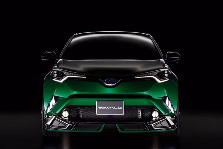 Phiên bản Toyota C-HR độ mới này gồm hai màu gồm xanh lá cây và màu đen mờ. Đặc biệt, hốc cản trước và sau được tích hợp thêm bộ đèn LED.