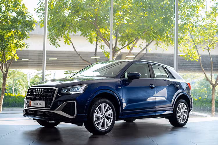 Thiết kế tân tiến, nhỏ gọn và cảm giác lái thú vị: Audi Q2 đã hoàn toàn tạo được dấu ấn riêng ngay từ khi ra mắt thị trường 4 năm trước. Diện mạo Audi Q2 thế hệ mới nay được làm sắc nét hơn giúp phần ngoại thất thêm phần khác biệt nhờ thiết kế hoàn thiện nổi bật cùng đèn pha mới. Audi Q2 thực sự là một chiếc xe bắt mắt – và giờ đây việc trải nghiệm lái thậm chí còn thú vị hơn.