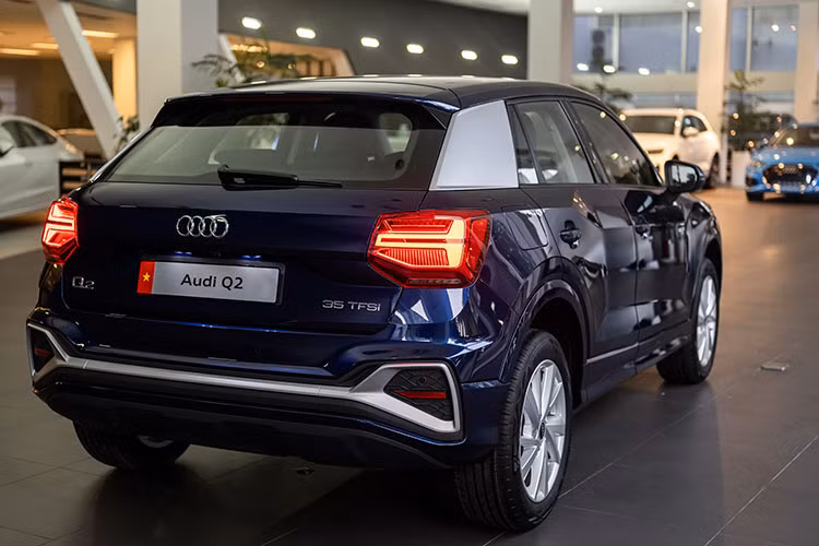 Với khoảng sáng gầm xe 20 cm, chiếc SUV nhỏ gọn vận hành êm ái trên những đường gồ ghề. Hệ thống kiểm soát cân bằng điện tử ESC được tích hợp với chế độ off-road thông minh. Audi Q2 được trang bị vành hợp kim 17 inch 5 chấu chữ V kích thước 7.0J x 17 và cỡ lốp 215/55 R17. 