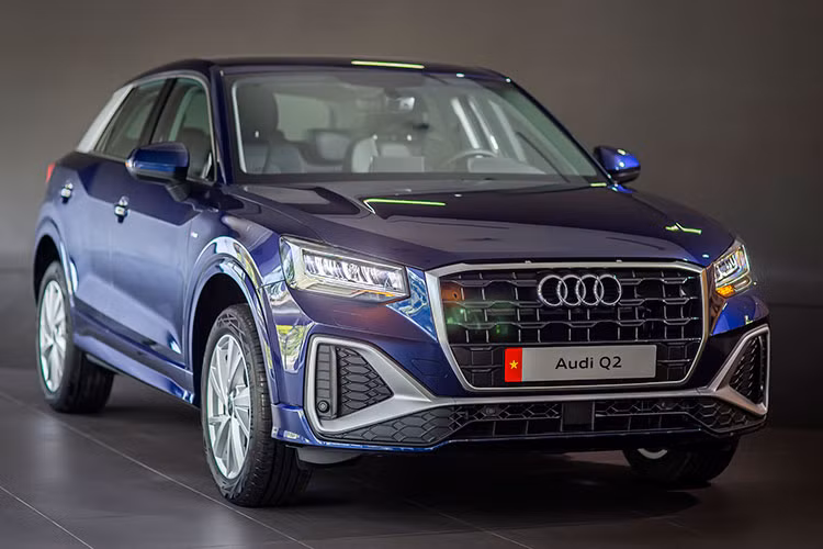 Audi chưa công bố giá bán chính thức cho Q2 2021. Tuy nhiên, phía đại lý đã tiết lộ giá xe Audi Q2 2021 khoảng 1,7 tỷ đồng. Phiên bản được trưng bày có gói S line sẽ có giá cao hơn một chút là 1,75 tỷ đồng. Với Q2, Audi đưa ra gói tuỳ chọn trang bị bổ sung, tức là khách hàng sẽ trả thêm tiền. Gói này sẽ nâng cấp về âm thanh, ánh sáng nội thất, ghế thể thao và tính năng kiểm soát hành trình.