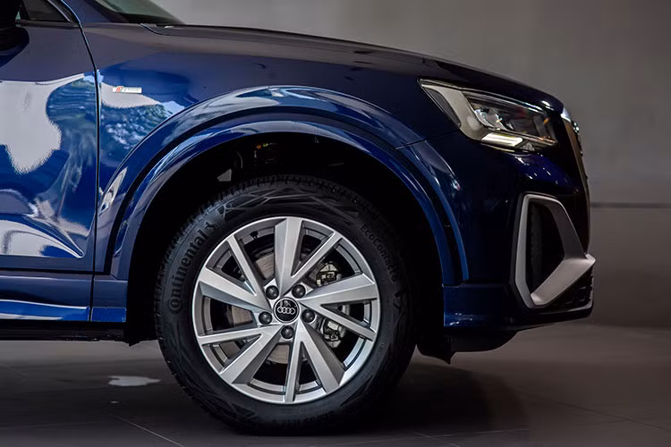 Với phiên bản Audi Q2 S line ở Việt Nam, phần hông bên của trụ C dược sơn màu Bạc Selenite, các phần liên quan và ốp gương đều sẽ cùng màu thân xe, ngoài ra phần đầu xe được ốp các đường trang trí crom bắt mắt. Q2 được nâng cấp gói chiếu sáng với đèn pha LED thiết kế mới và đèn LED phía sau xe.
