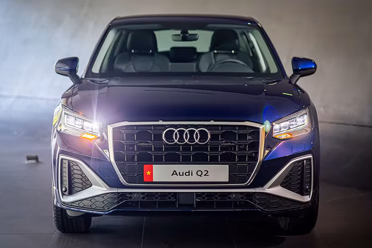 Các nhà thiết kế của Audi áp dụng mô-típ đa giác vốn là đặc trưng cho phần đầu xe, đường gân vai và tới cả đuôi xe: Cản sau tích hợp bộ ống xả hình ngũ giác lớn đặt ở 2 bên góc. Phần đầu xe cũng được sửa đổi và các bề mặt bên dưới đèn pha giờ đây cũng có giao diện đặc biệt hơn.