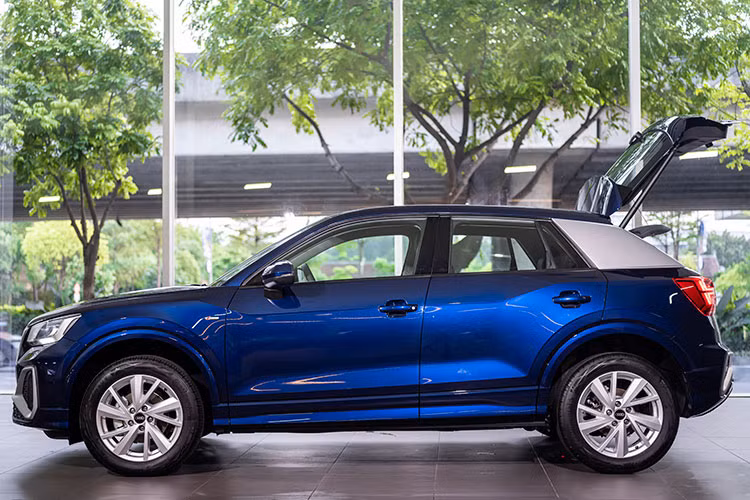 Audi Q2 2021 mới là một chiếc xe thể thao mạnh mẽ ngay từ cái nhìn đầu tiên với phong cách thể thao, thon dài và mạnh mẽ, các góc cạnh đều toát lên sự tự tin. Chiếc SUV nhỏ gọn dài 4,21m, dài hơn 17mm so với phiên bản tiền nhiệm. Trục cơ sở dài 2,589m, chiều rộng 1,79m, và chiều cao 1,55m được giữ nguyên. Hệ số cản gió nhờ hệ thống treo thể thao là 0,31 – chỉ số tốp đầu trong phân khúc SUV cỡ nhỏ.