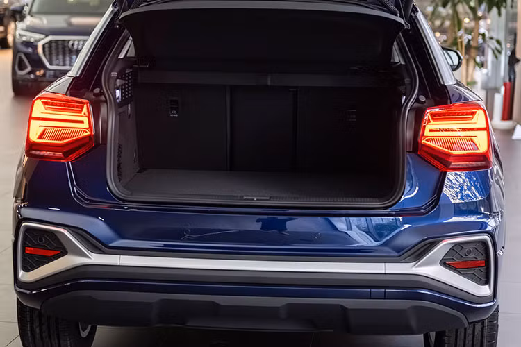 Hộp số 8 cấp S tronic được trang bị tiêu chuẩn. Xe có thể tăng tốc từ 0 đến 100 km/h trong 8,5 giây. Vận tốc tối đa đạt 212 km/h. Ở chế độ kết hợp, động cơ 4 xi lanh được tinh chỉnh chỉ tiêu thụ 7,27 lít/100 km, thông số được đo bởi Cục Đăng Kiểm Việt Nam.
