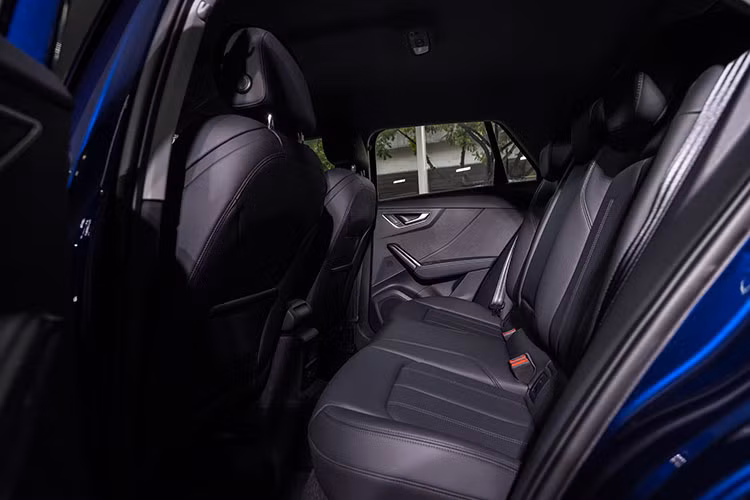 Audi Q2 2021 tại Việt Nam trang bị hộp số tự động S tronic 8 cấp kết hợp với động cơ xăng 1.4 TFSI công suất 110 kW (150 mã lực), mô-men xoắn 250Nm trong khoảng 1.500 – 3.500 vòng/phút. Ở mức tải và tốc độ động cơ thấp, hệ thống hiệu suất của nó – xy lanh hoạt động theo yêu cầu (COD) sẽ tạm thời ngừng kích hoạt xy lanh thứ hai và thứ ba.