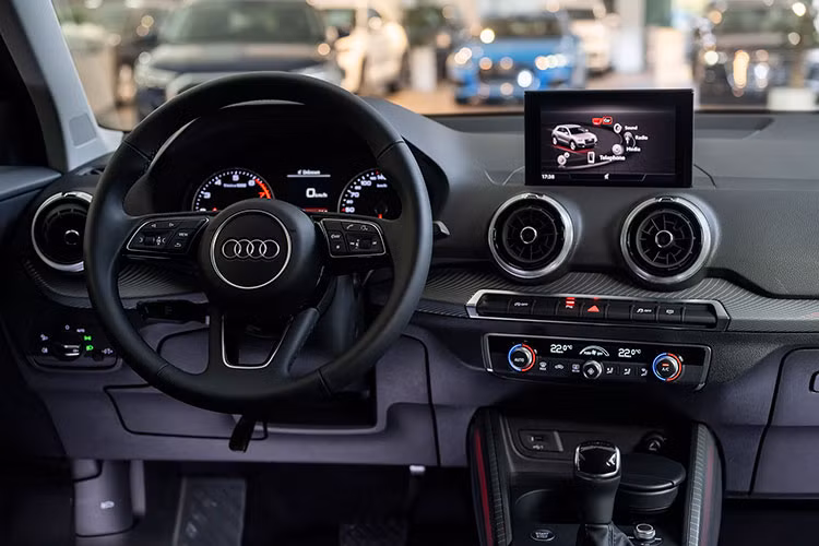 Trong khoang nội thất rộng rãi của Audi Q2 2021 facelift mới có thể dễ dàng chở được 5 người ngồi. Cả 5 ghế ngồi của Audi Q2 đều được kết hợp giữa da thật và da tổng hợp, đa phần tối màu. Thiết kế nội thất cũng theo ngôn ngữ thiết kế liền mạch của phần ngoại thất.