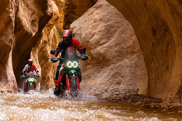 Ducati DesertX Rally vẫn sử dụng động cơ V-Twin 11º Testastretta, dung tích 937cc sản sinh công suất tối đa 110 mã lực tại 9.250rpm và mô-men xoắn cực đại 92Nm tại 6.500rpm.