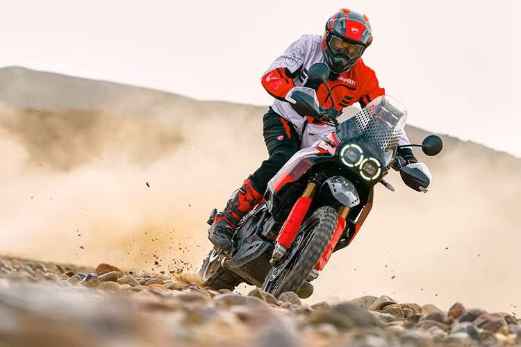 Hệ thống treo mới có hành trình dài hơn khiến khoảng sáng gầm của DesertX Rally tăng lên 279mm. Đồng thời chiều cao yên cũng tăng lên 900mm, tuy nhiên phiên bản này còn có bộ kit hạ chiều cao yên xuống còn 880mm.