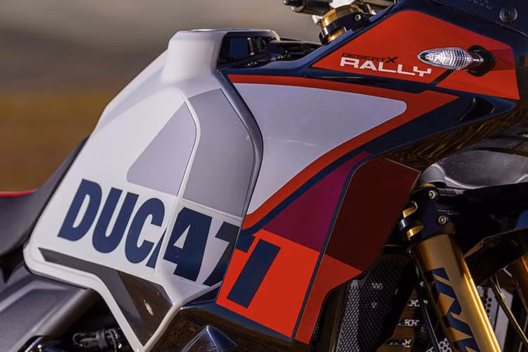 Không chỉ sở hữu bộ cánh mới, Ducati còn có những cải tiến về khung sườn trên DesertX Rally giúp xe vận hành ổn định hơn trên đường địa hình. Bên cạnh đó, hãng cũng sử dụng chắn bùn trước mới đặt cao để dễ dàng vận hành trên đường địa hình, đồng thời đem tới một diện mạo khác lạ so với phiên bản Tiêu chuẩn.