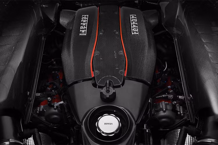 Động cơ V8 dung tích 3.9L tăng áp kép (bi-turbo) trên 488 được thiết kế "S-duct" ở mặt trước với họng hút gió trước lấy cảm hứng từ xe đua F1, cải tiến lại các van nạp xả, piston và thành xy-lanh, hệ thống tăng áp và một bộ làm mát không khí nạp intercooler lớn hơn... Điều đặc biệt là động cơ này nhẹ hơn 18kg so với động cơ 488 GTB tiêu chuẩn.