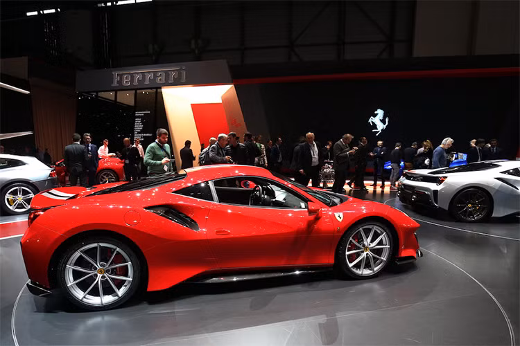 Ở phần đầu xe, Ferari 488 Pista mới thừa hưởng thiết kế gọi là “S-Duct”, làm tăng lực ép thân xe khi chạy tốc độ cao. Cánh gió phía sau được tăng cường và mở rộng để tối ưu lực ép xuống thân xe. Nhờ vậy, hiệu quả khí động học được cải thiện 20% so với 488 GTB.