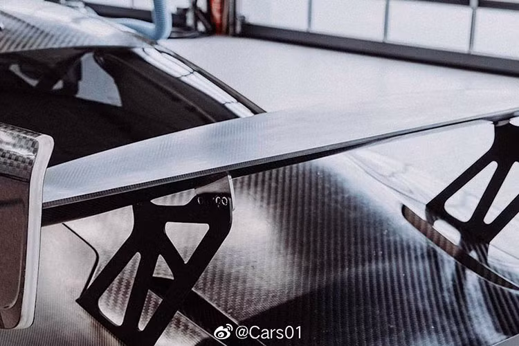 Porsche 935 phiên bản 2019 mới này sở hữu một thân máy hoàn toàn mới. Cụ thể, nó đã được hãng sử dụng vật liệu sợi carbon trần siêu nhẹ thay thế cho toàn bộ các tấm thân bằng nhôm và thép cường độ cao.