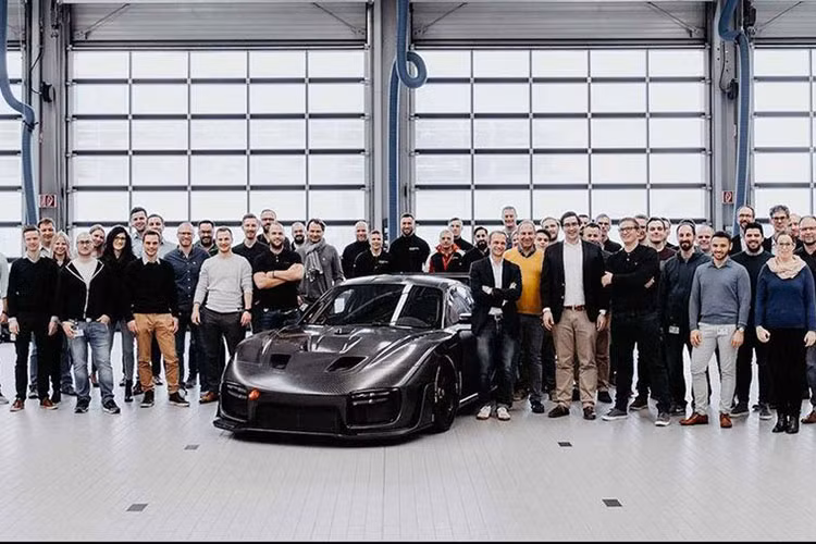 Giá siêu xe Porsche 935 2019 bán ra trên thị trường sẽ từ 817.000 USD (tương đương 18,99 tỷ đồng) và trên thế giới chỉ có tổng cộng 77 chiếc được sản xuất, siêu xe mới này chỉ nặng 1.379 kg.