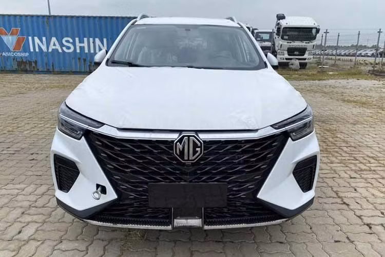  MG RX5 tại Việt Nam được định vị ở phân khúc SUV/CUV cỡ C. Mẫu xe SUV của Trung Quốc gắn mác Anh quốc này sở hữu kích thước dài x rộng x cao lần lượt là 4.571 x 1.855 x 1.719 mm.
