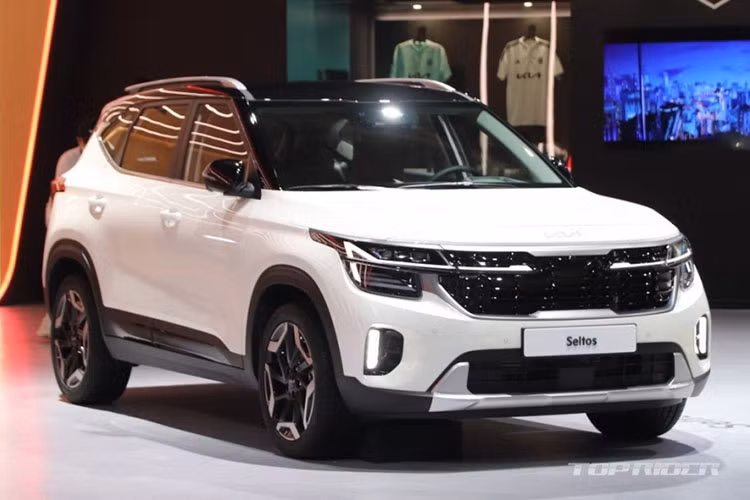 Tại thị trường Hàn Quốc, giá xe Kia Seltos 2023 sẽ dao động từ 20,62 - 26,85 triệu Won (368 - 479 triệu đồng). Sau Hàn Quốc, mẫu SUV hạng B này sẽ tiếp tục trình làng ở những thị trường khác, trong đó có Việt Nam.