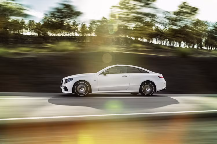 Điểm khác biệt của phiên bản E-class Coupe Edition 1 so với phiên bản thường từng ra mắt nằm ở gói độ độc quyền chính hãng với màu trắng mờ Designo Magno Cashmere phối với kính xe tối màu và phần nóc xe cũng gương chiếu hậu màu đen bóng cá tính.