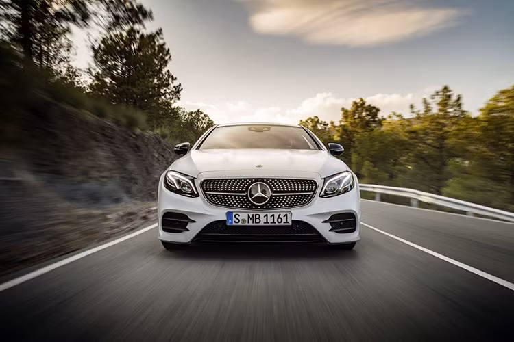 Thương hiệu xe sang tại Đức cho biết sẽ có 555 chiếc Mercedes E-class Coupe Edition 1 sẽ được trang bị gói nâng cấp AMG Line và sẽ có các tùy chọn động cơ tương tự phiên bản E-class tiêu chuẩn được tung ra thị trường trong thời gian sắp tới.