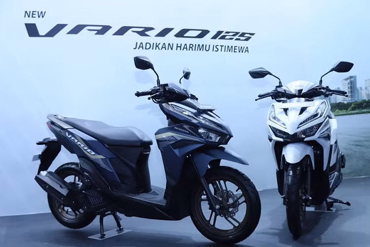 Xe ga Honda Vario 125 2024 này tiếp tục được trang bị giảm xóc trước ống lồng và giảm xóc sau lò xo tạo ổn định trong vận hành. Phanh đĩa trước kèm tang trống sau cùng hệ thống phanh kết hợp CBS tăng cường thêm sự an toàn trong quá trình vận hành của người sử dụng.