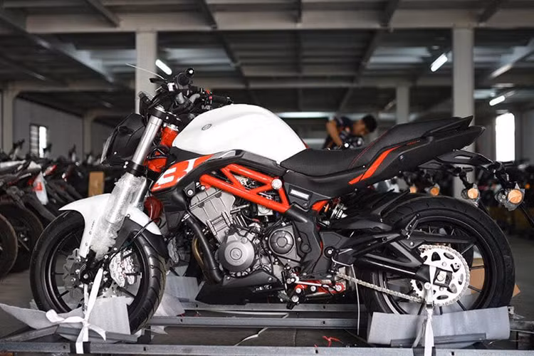 Benelli 302S 2019 mới sẽ có tất cả 3 phiên bản màu bao gồm: Xanh, Trắng và Đen. Giá xe Benelli 302S 2019 được niêm yết ở thị trường Indonesia ở mức tương đương từ 92 triệu đồng. Được biết, tại Việt Nam mẫu xe này sẽ được bán với mức giá dự kiến khoảng 119 triệu đồng.
