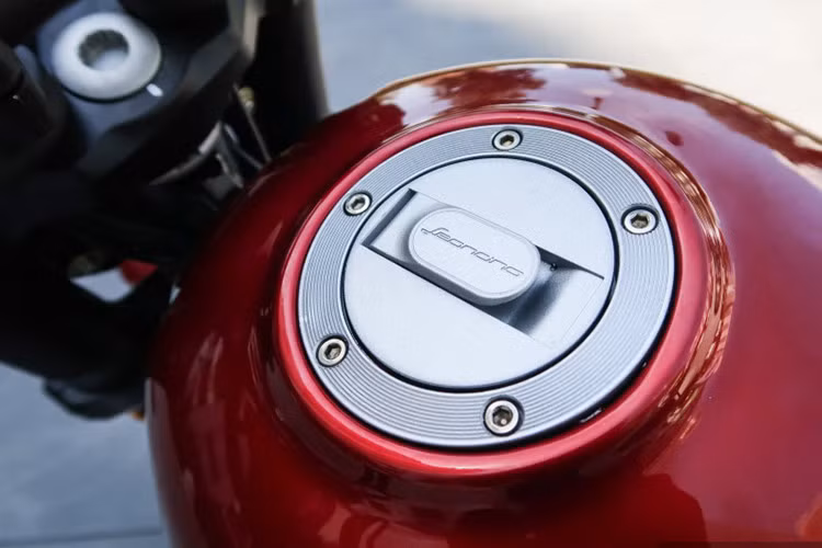 Bình xăng của xe được thiết kế đơn giản mang hơi hướng của một chiếc naked-bike nhiều hơn, nó được trang bị hai ốp nhựa kèm logo thương hiệu Benelli, nắp bình xăng mở dạng chìa dung tích 12,7 lít và cân nặng 196kg. 