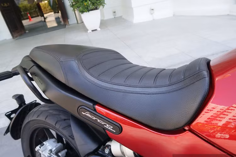 Mẫu xe môtô Leoncino 2017 sở hữu yên liền với thiết kế cổ điển có chiều cao 810 mm khá phù hợp với vóc dáng của những người mới sử dụng môtô hiện nay. Đuôi xe mang dang dấp cổ điển, không có tay xách hay giá chằng đồ mà nó được thiết kế chuyển sang hai bên để phù hợp hơn.