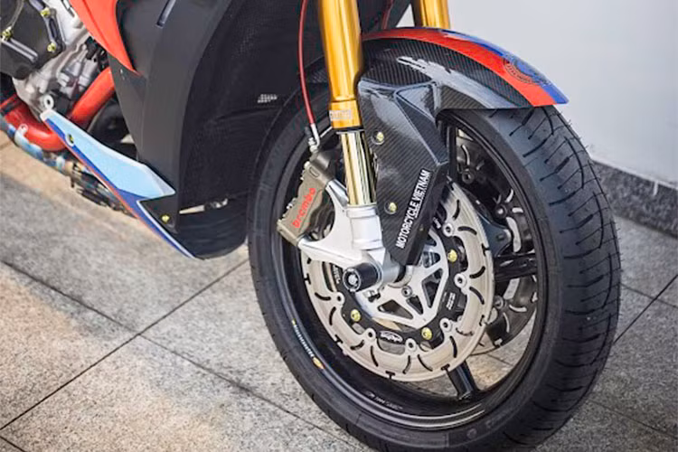 Hệ thống phanh sử dụng heo dầu Brembo Billet HP "hàng hiệu", với heo kép 4-piston phía trước cùng heo đơn 2-piston phía sau. Thắng trước được phân phối lực bóp qua cùm Brembo Billet Racing, kết hợp đĩa Alpha Racing chuyên dụng đường đua thì thắng sau chịu tác dụng qua Reat Set Gilles Tooling thừa hưởng từ siêu môtô BMW HP4 .