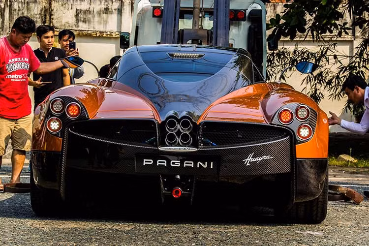 Giả sử Minh Nhựa bán Pagani Huayra, chắc chắn thông tin này sẽ giữ bí mật, không rao công khai và nhiều khả năng Pagani Huayra sẽ về chung nhà với Bugatti Veyron, bởi đơn giản, chỉ có chủ nhân của "ông hoàng tốc độ" hiện tại mới có hứng thú mua Pagani Huayra để làm dày cho bộ sưu tập siêu xe của mình.