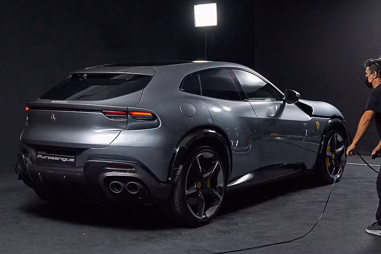 Purosangue 2023 của Ferrari được trang bị rất nhiều khe gió để tăng tính khí động học cũng như làm mát phanh và động cơ, từ mặt tiền xe sẽ thấy luồng gió được điều chỉnh qua hốc đèn pha đi ra lỗ gió bên hông, tiếp đến là 2 hốc gió phía trước giúp sức nóng của phanh đẩy ra sau.