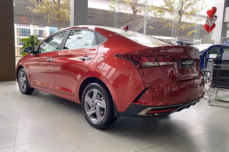 Hyundai Accent tại Việt Nam hiện được Liên doanh Hyundai Thành Công lắp ráp và phân phối với 4 phiên bản, sử dụng động cơ 1.4L đi kèm hộp số sàn 6 cấp hoặc hộp số tự động 6 cấp. Các phiên bản của Accent có giá niêm yết từ 426 đến 542 triệu đồng.