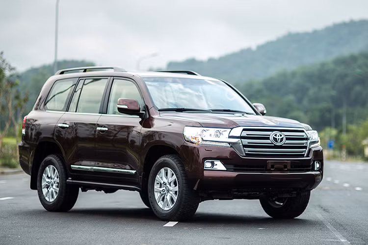 Mẫu SUV Toyota Land Cruiser VX có giá bán giảm 70 triệu đồng, từ 3,72 tỷ đồng xuống mức 3,65 tỷ đồng. Tại thị trường Việt Nam, Land Cruiser VX được TMV nhập khẩu nguyên chiếc từ Nhật Bản với phiên bản máy xăng 4.6 lít đi kèm hộp số tự động 6 cấp cùng nhiều tính năng hiện đại được trang bị.