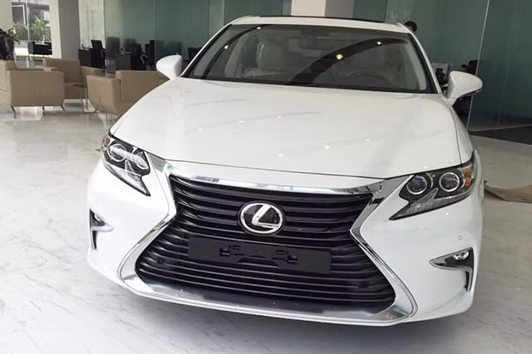 Lexus ES 350 2016 sở hữu những thay đổi nhỏ ở bên ngoài, nội thất sang trọng và thêm tiện ích. Xe sở hữu 3 chế độ vận hành khác nhau ECO, Nomal và Sport. Tại thị trường Việt nam, mẫu xe này cũng giảm giá 50 triệu cò 3, 210 tỷ đồng so với mức giá 3,260 tỷ đồng trước đây.