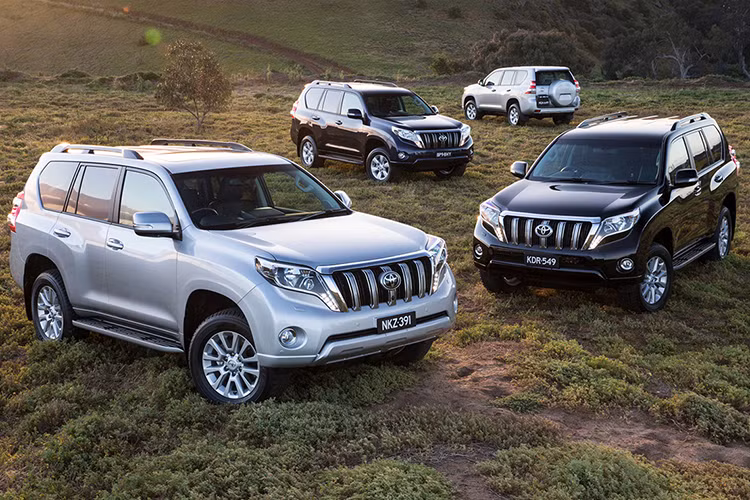 Toyota Land Cruiser Prado TX-L có giá giảm đến 164 triệu đồng. Như vậy, giá bán của xe từ 2,331 tỷ còn 2,167 tỷ đồng. Tại Việt Nam Prado TXL được nhập khẩu nguyên chiếc từ Nhật Bản, bản máy xăng 2.7 lít, công suất 165 mã lực tại vòng tua 5.200, mô-men xoắn cực đại 246 Nm ở vòng tua máy 3.800 kết hợp với hộp số tự động 6 cấp.