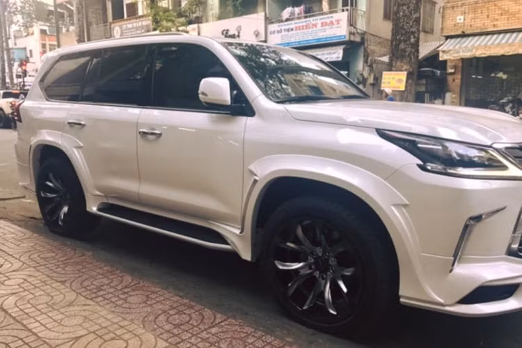 Bộ bodykit "hàng thửa" bao gồm cản trước thiết kế mới với kết cấu cánh gió đầy ấn tượng cùng với các viền mở rộng hốc bánh xe tăng thêm vẻ bề thế. Cản sau cũng được điều chỉnh với bộ khuếch tán khí động và nắp chụp ống xả cỡ lớn bắt mắt. Cánh gió đuôi cũng được bổ sung trên cửa hậu.