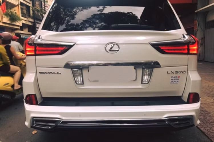 LX570 được trang bị động cơ lớn nhất từng có trên một mẫu xe Lexus. Động cơ V8 5.7L kết hợp với hộp số tự động 8 cấp với dải tỷ số truyền rộng và sát nhau, cho công suất cực đại 367 mã lực/5600vòng/phút &amp; Mô men xoắn 530Nm/3200 vòng/phút. Hộp số tự động đa chế độ và lẫy chuyển số trên vô lăng cho phép chuyển số bằng tay. 5 chế độ lái trên xe, gồm: Normal, Eco, Comfort, Sports và Sports +.