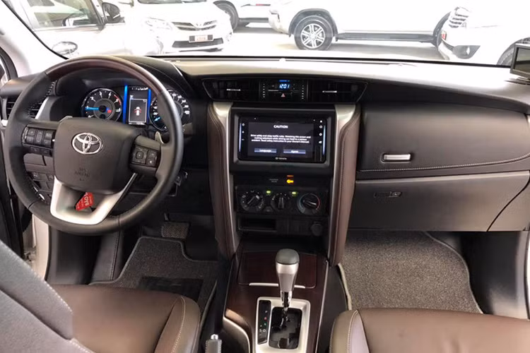 Bên trong nội thất, ghế ngồi Fortuner nâng cấp 2019 mới được nâng cấp với ghế lái và ghế phụ chỉnh điện 8 và 6 hướng, vô lăng của xe là loại ba chấu bọc da, ốp gỗ có thiết kế thể thao và tích hợp nhiều phím chức năng hỗ trợ cho người lái. Lẫy chuyển số thể thao là một ưu điểm đối với những bác tài muốn trải nghiệm cảm giác lái.