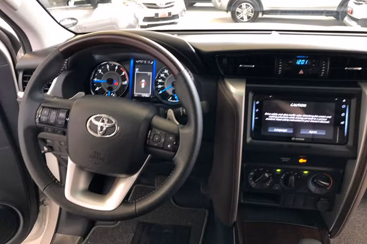 Các trang bị tiện nghi của xe đầy đủ hơn các phiên bản còn lại với hệ thống điều hòa tự động 3 vùng, 2 dàn lạnh, màn hình giải trí cảm ứng, đồng hồ thông tin kỹ thuật số, ghế bọc da cao cấp, nội thất ốp gỗ, nút bấm khởi động và chìa khóa thông minh, cốp đóng mở bằng điện… Đáng tiếc là xe không được trang bị cửa sổ trời.