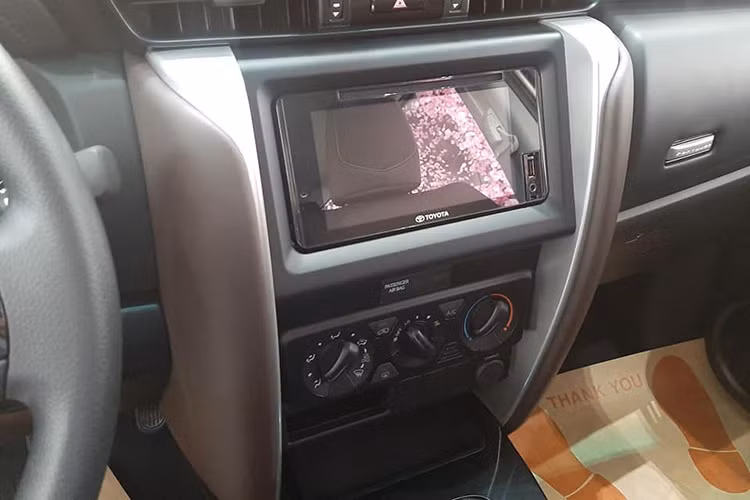 Trên các phiên bản cao cấp, Fortuner nay đã được trang bị thêm ghế phụ điều chỉnh điện 8 hướng. Trước đây dòng xe này cũng có ghế chỉnh điện, tuy nhiên chỉ có ghế lái mới có thể điều chỉnh được. Hàng ghế sau của xe có cửa gió điều hòa độc lập, có thể gập lưng 60/40 và chỉnh tay.
