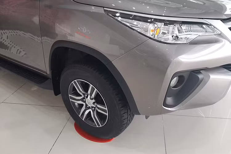 Trang bị an toàn tiêu chuẩn cho xe bao gồm hệ thống hỗ trợ phanh (ABS, EBD, BA), phanh đĩa 4 bánh, cân bằng điện tử, kiểm soát lực kéo, hỗ trợ khởi hành ngang dốc/đổ đèo, camera lùi, cảm biến lùi và 7 túi khí...
