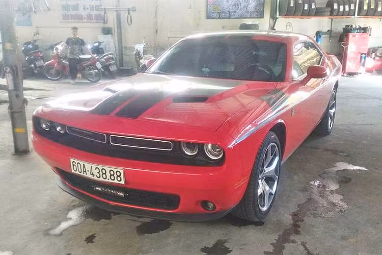 Tại Việt Nam, Dodge là thương hiệu ôtô Mỹ còn xa lạ. Trên thực tế, hãng xe này đã có lịch sử hơn 100 năm, nổi tiếng với những chiếc xe cơ bắp. Gần đây, mẫu xe cơ bắp Dodge Challenger SXT đời 2015 màu đỏ đầy cá tính bất ngờ xuất hiện tại Đồng Nai. Đây là một trong những mẫu xe cơ bắp hiếm hoi so với Ford Mustang hay Chevrolet Camaro.