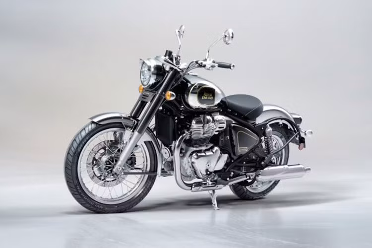  Royal Enfield Classic 650 2025 mới sở hữu ngôn ngữ thiết kế cổ điển đặc trưng với bình xăng hình giọt nước, gương chiếu hậu tròn, đèn pha LED tròn, chắn bùn retro ở cả hai đầu, vỏ ống phuộc trước.