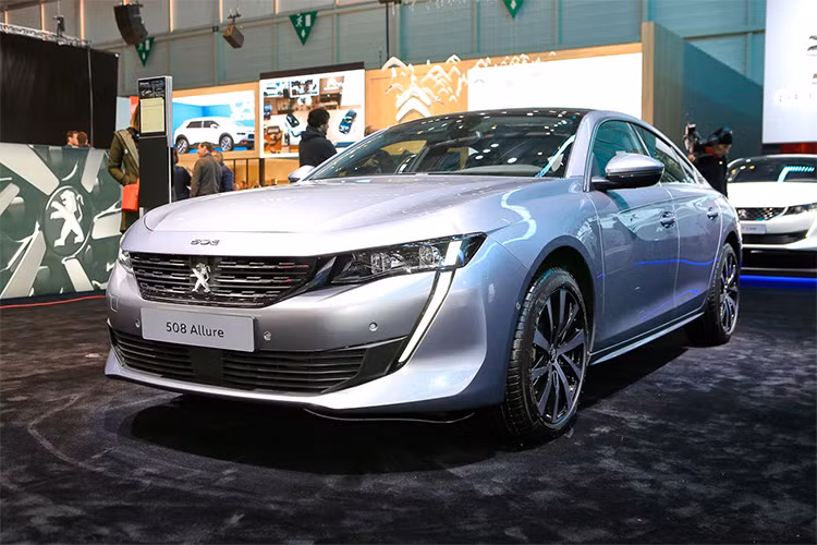 Về thiết kế ngoại thất, so với đời trước Peugeot 508 thế hệ mới thể thao và sắc nét hơn nhiều, phù hợp hơn với đối tượng khách hàng trẻ tuổi. Thương hiệu Peugeot cũng đã tái hiện hình ảnh coupe sedan thể thao mà người hâm mộ đã từng thấy trên mẫu Instinct concept từng được giới thiệu cũng tịa Geneva Motor Show năm ngoái. 