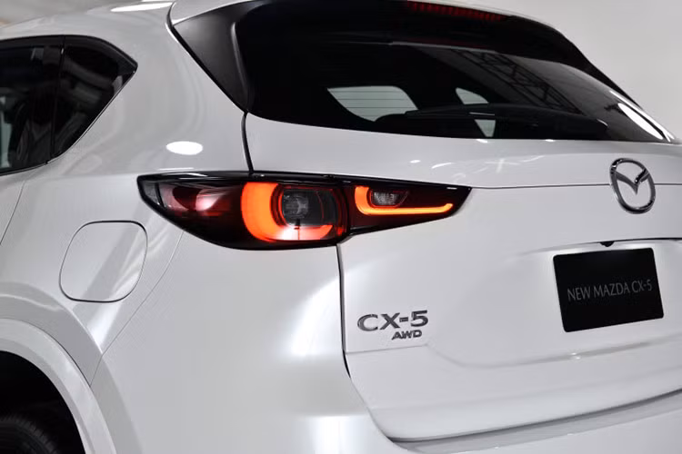 Mức giá xe Mazda CX-5 2025 tại Thái Lan cho phiên bản động cơ xăng gồm: Mazda CX-5 2.0 S 2WD: 1.219.000 baht (khoảng 890 triệu đồng) Mazda CX-5 2.0 SP 2WD: 1.299.000 baht (khoảng 955 triệu đồng. Phiên bản động cơ diesel: Mazda CX-5 2.2 XDL 4WD: 1.669.000 baht (khoảng 1,22 tỷ đồng).