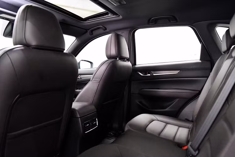 Phiên bản cao cấp 2.2 XDL 4WD có những điểm nổi bật như cản trước và ngăn chặn sau được tinh chỉnh cùng màu với thân xe, hệ thống ống xả đôi có thể điều chỉnh kích thước lớn và bánh xe vòm cùng màu với xe.