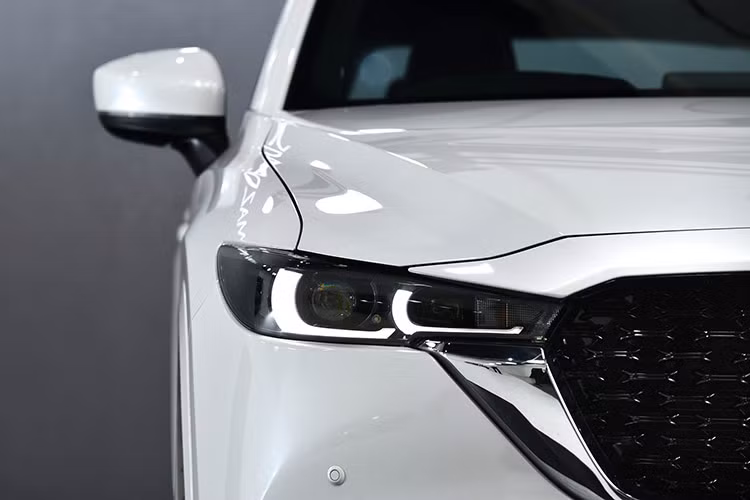 Trong đó có việc loại bỏ động cơ xăng 2.5 Turbo 4WD cho CX-5 2025, giảm giá bán cho phiên bản cơ sở và bổ sung thời gian bảo hành dài hơn. Ngoài ra, phiên bản mới còn có thêm các màu sơn ngoại thất mới như xám và be tạo ra nhiều dạng đa dạng cho người tiêu dùng.